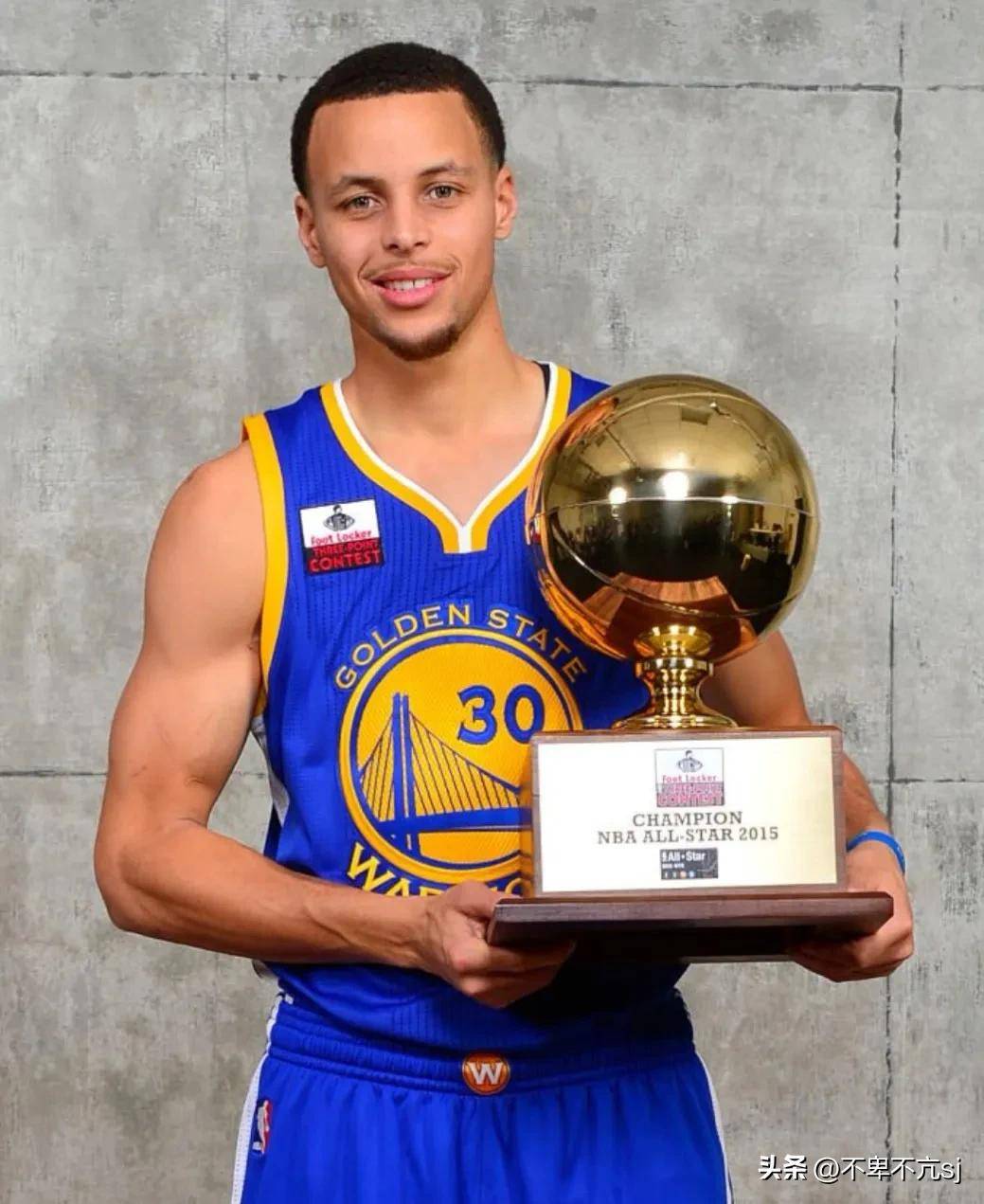 开云中国-库里在巴塞罗那比赛中败北,重要助攻引发热议!比赛高潮迭起-开云中国